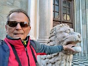 81 La mia mano nella bocca di un leone bianco all'ingresso sud della basilica-(selfie)